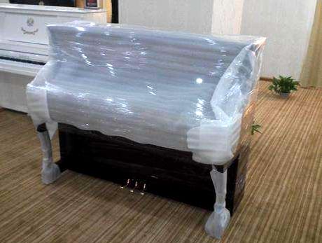 鋼琴的價(jià)值不僅在于它的價(jià)格，還在于它能發(fā)出動(dòng)人心弦的樂章，試問，你只是因?yàn)榘崃艘淮渭?，你的鋼琴卻再也不能發(fā)出以前那完美的音符，原因只是搬運(yùn)過程中姿勢(shì)沒有擺對(duì)造成內(nèi)部零件震動(dòng)，影響了音準(zhǔn)，你難道不會(huì)覺得內(nèi)心幾乎是崩潰的嗎？ 雖然現(xiàn)在許多鋼琴下面安裝有輪子，但是在搬運(yùn)時(shí)還需要幾個(gè)人將其抬起來再推動(dòng)。