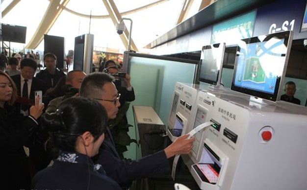 昆明搬家貨運昆明長水國際機場自助行李托運設(shè)備正式啟用.jpg 昆明搬家貨運昆明長水國際機場自助行李托運設(shè)備正式啟用.jpg