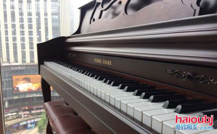 昆明的很多同學、學生、鋼琴老師、學校、鋼琴培訓機構(gòu)等都會擁有自己的樂器鋼琴，在這期間就存在一個很大的問題。首先鋼琴體積比較大，重量不是一兩個人所能即的，往往都需要三五個壯男才能擺平。有的人會在網(wǎng)絡(luò)上咨詢昆明專業(yè)搬鋼琴電話、鋼琴搬遷，鋼琴搬運費等。.jpg