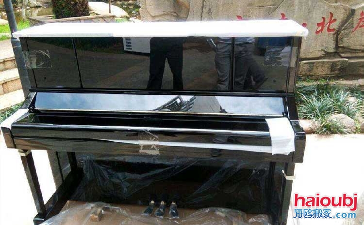 昆明的很多同學(xué)、學(xué)生、鋼琴老師、學(xué)校、鋼琴培訓(xùn)機(jī)構(gòu)等都會(huì)擁有自己的樂器鋼琴，在這期間就存在一個(gè)很大的問題。首先鋼琴體積比較大，重量不是一兩個(gè)人所能即的，往往都需要三五個(gè)壯男才能擺平。有的人會(huì)在網(wǎng)絡(luò)上咨詢昆明專業(yè)搬鋼琴電話、鋼琴搬遷，鋼琴搬運(yùn)費(fèi)等。.jpg