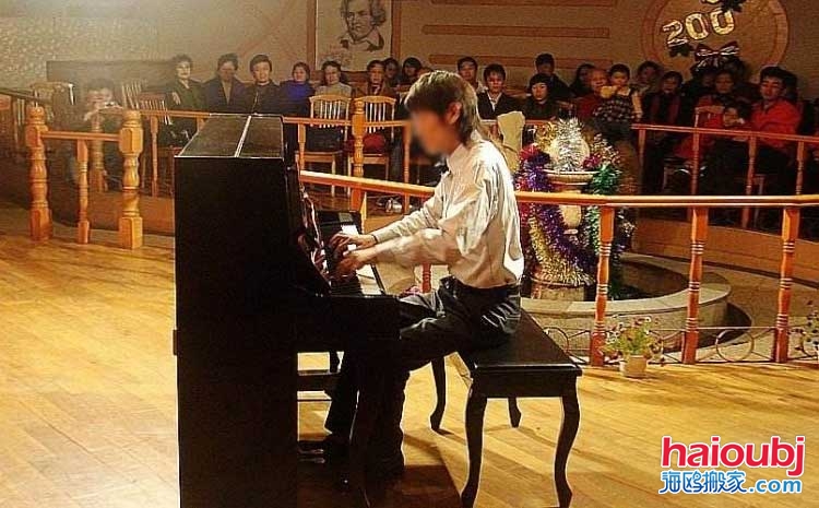 不少人都會(huì)在網(wǎng)上搜索這樣的相關(guān)詞語(yǔ)來(lái)找到自己滿意的鋼琴搬運(yùn)公司，他們都希望能夠很好的將自己的心愛(ài)之物搬運(yùn)到自己優(yōu)雅的環(huán)境中，為愛(ài)彈奏一曲美妙的旋律，通過(guò)自己的鋼琴表達(dá)內(nèi)心的喜怒哀樂(lè)，鋼琴家們都是生活中的語(yǔ)言家，美妙的旋律在歷史長(zhǎng)河中終將成為藝術(shù)品。.jpg